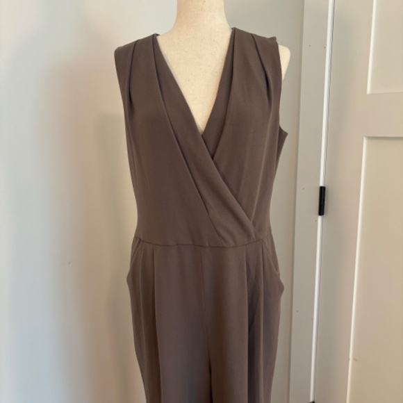 Slate & Willow Mocha Amanda Crepe Jumpsuit - Picture 5 of 6